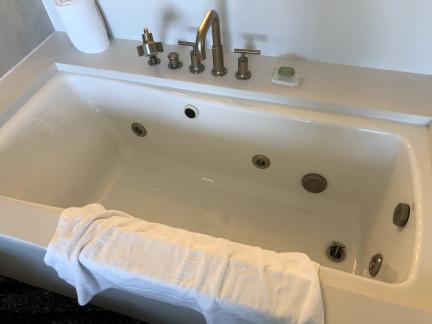 Bathtub in main bathroom